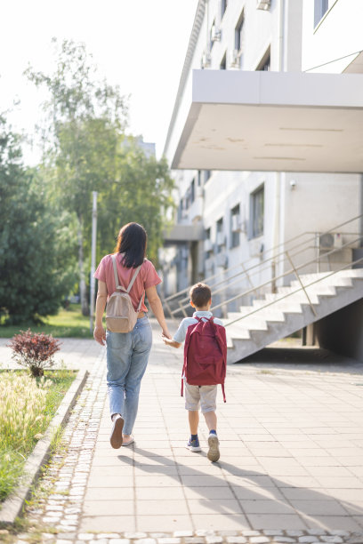 母亲步行送儿子上学图片下载