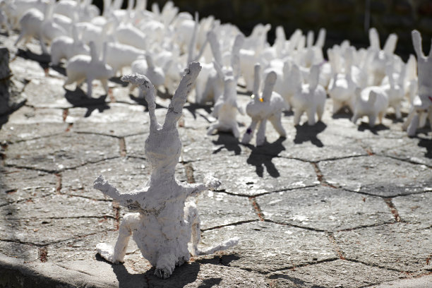 石膏制作的大白兔雕像背面观，户外艺术展，人造怪兔图片下载