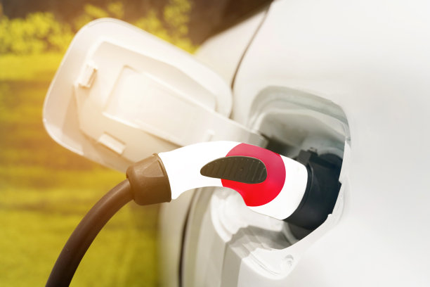 用印有日本国旗图案的电缆为电动汽车充电图片下载