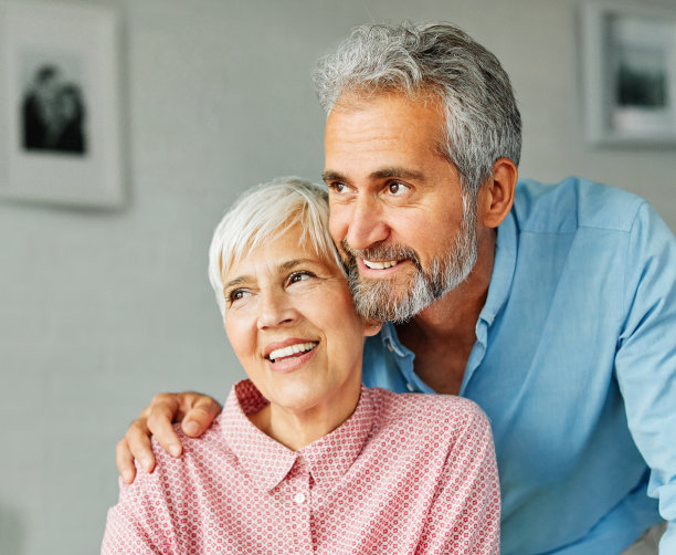 资深肖像女人男人夫妇幸福退休微笑爱老年人的生活方式老在一起积极健康的活力拥抱结合浪漫有乐趣图片下载