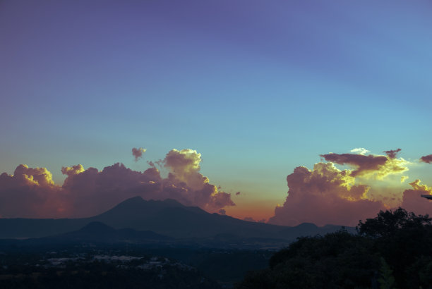 在拉丁美洲的危地马拉城，戏剧性的日落，户外空间和山脉在地震地形。图片下载