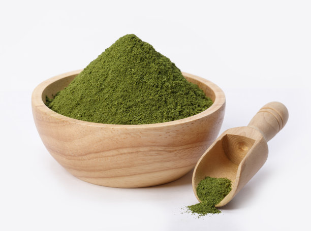 白色底色的碗中抹茶绿茶粉，来自自然的有机产品，传统风格的健康图片下载