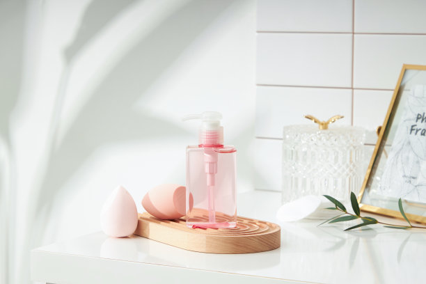 化妆品产品和棉巾，棉垫绿色植物在白色的桌子里面的浴室背景陶瓷图片下载