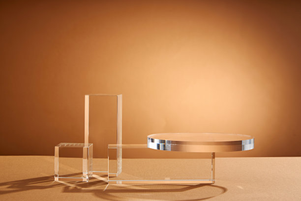透明的讲台玻璃器皿装饰在棕色背景与空白的前视图图片下载