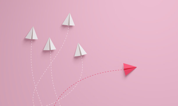 群纸飞机在一个方向和与一个人指向不同的方向，可以用领导个性的概念。图片下载
