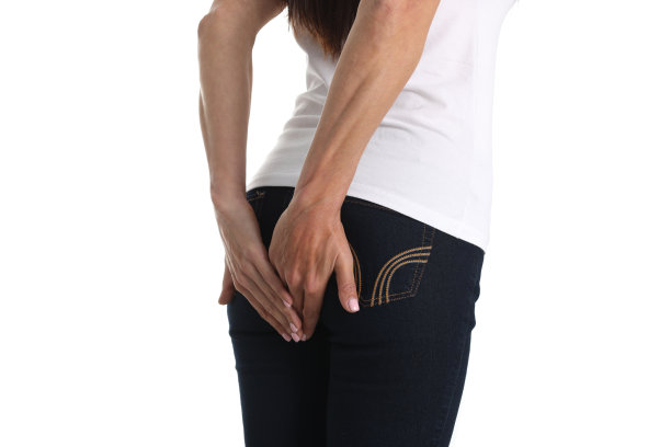 胃部有问题的女人用手摸肛门图片下载