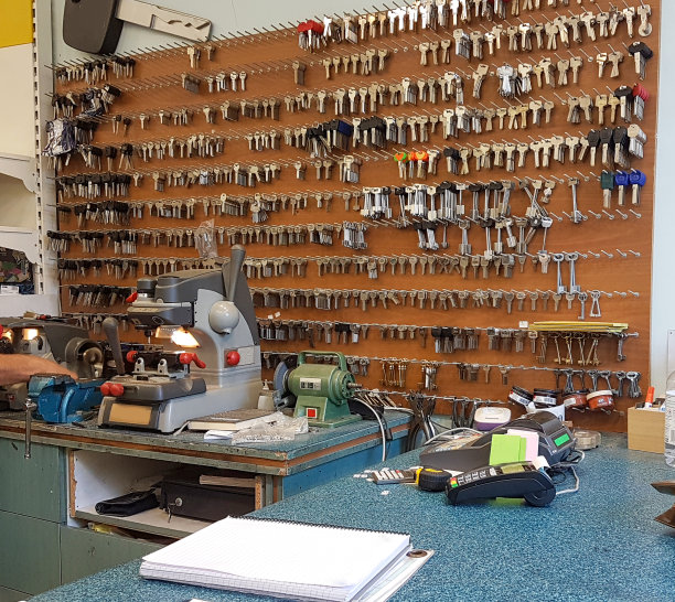 钥匙在锁匠店里很多类型的家里汽车图片下载