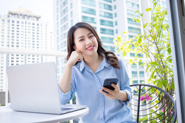 年轻的亚洲女商人在家工作的形象图片下载