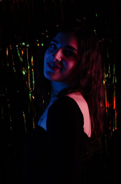 一个拿着饮料的女人图片下载