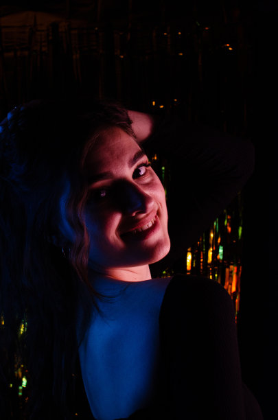 一个拿着饮料的女人图片下载