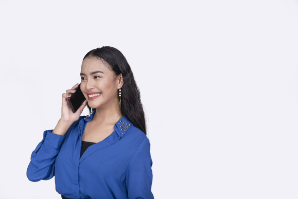 一位女办公室职员在电话里与一位重要客户交谈。孤立在白色背景上。图片下载