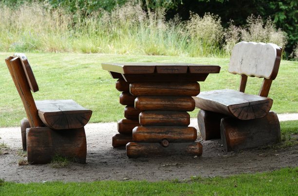 固定的桌子和长凳图片下载