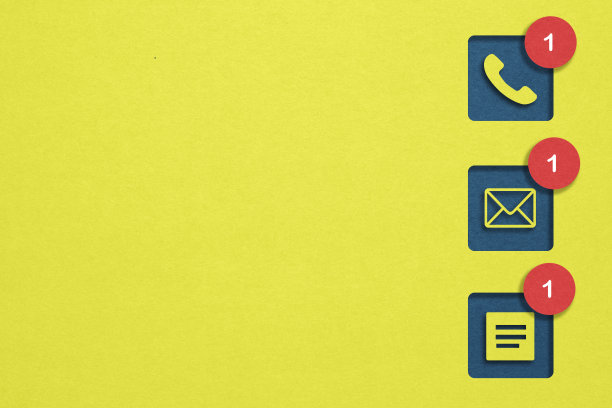 红色警告消息，黄色剪纸图标，蓝色背景，包括用于添加字文本标题的复制空间图片下载