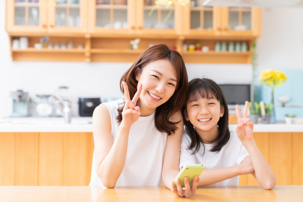 使用智能手机的亚洲母女图片下载