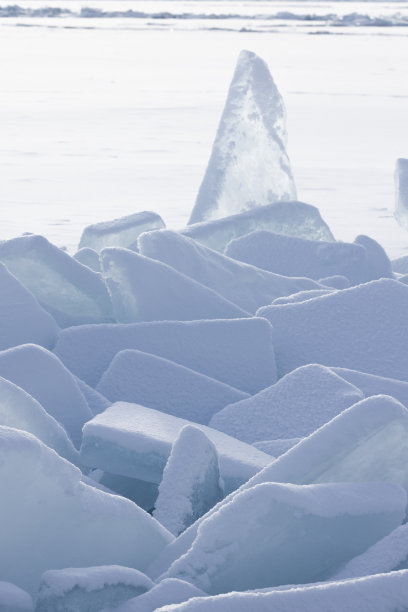 冰湖上破碎的冰原图片下载