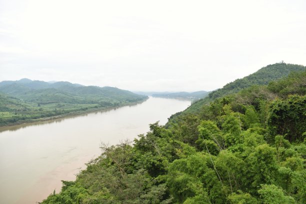 湄公河，泰国和老挝的边界。从清汗空中走廊俯瞰。图片下载