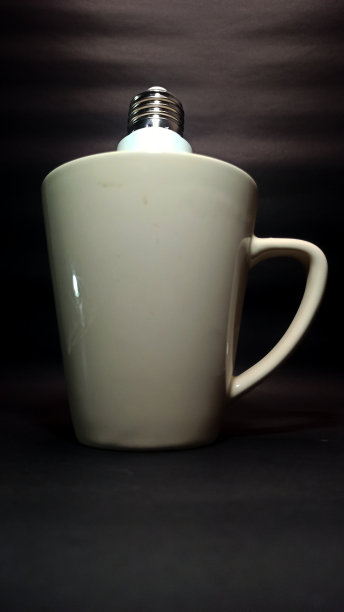 在黑暗的背景下，杯子里有一盏灯图片下载