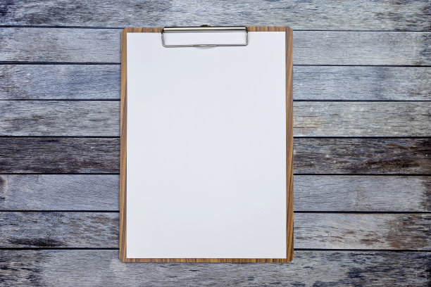 木制剪贴板与空白白纸上的木头背景图片下载