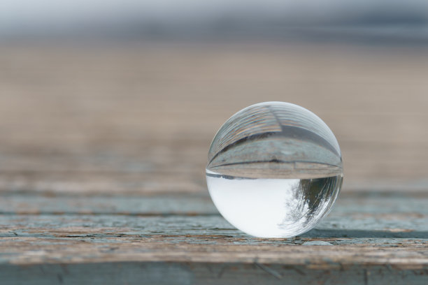 透过透明水晶球看到的奇迹景象图片下载