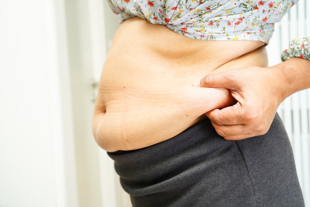 亚洲女性在办公室表现出大腹便便、超重和肥胖。图片下载