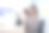 一位戴着耳机的女接线员和她的团队在呼叫中心客服办公室工作。亚洲女员工戴着耳机工作，客户支持。图片下载