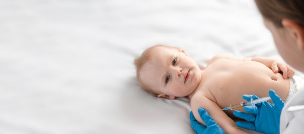 医生在诊所为婴儿接种疫苗。小婴儿注射。儿科医生正在为新生儿接种疫苗。婴儿疫苗。儿童免疫，儿童免疫，健康理念。图片下载