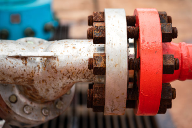 重钢原油管道。炼油工艺设备图片下载