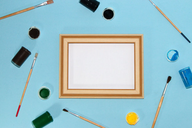 白色的学校董事会作为拷贝空间在柔和的蓝色背景上用刷子和油漆，创意艺术设计，回到学校图片下载