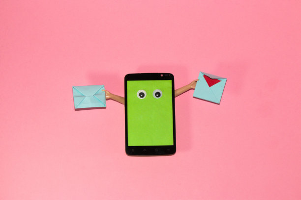 手机以绿色屏幕为复制空间，手持两条信息，粉色背景，抽象背景，创意现代设计图片下载