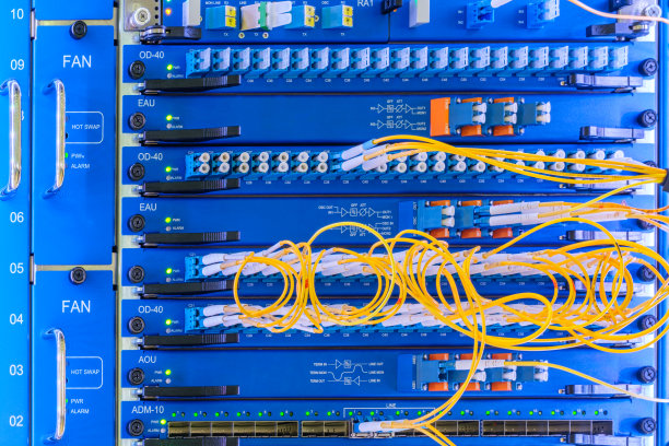 互联网与电信电话通信设备，互联网通信概念的背景图片下载