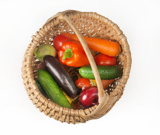 白色背景上新鲜有机蔬菜的柳条篮子。从以上观点。孤立的图片下载