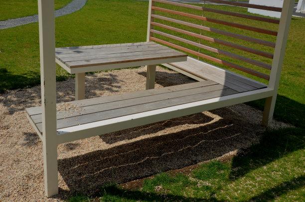 黄色的画布伸展开来，在餐厅的露台上、幼儿园的操场上、散步道上遮阳遮雨。凉棚有灰色木梁，白色金属钢制成图片下载