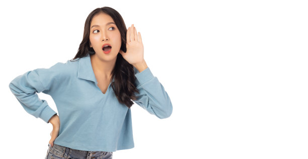 兴奋的年轻女子看着空间惊讶的快乐美丽的亚洲女子张开嘴与兴奋的使用产品，广告孤立在白色背景和复制空间表情丰富的面部表情图片下载