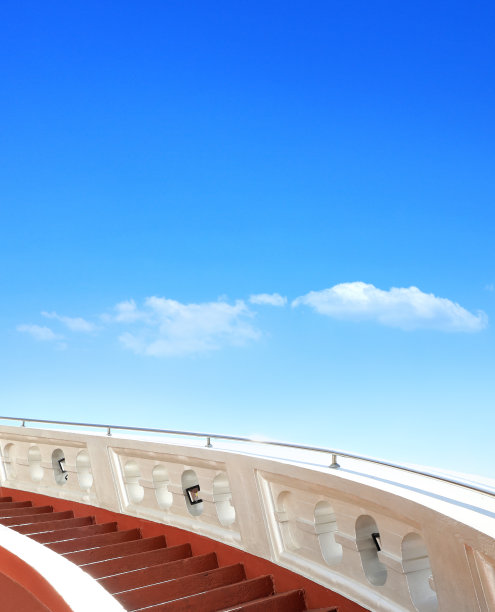 旋转楼梯在晴朗的蓝天上翱翔的成功理念图片下载