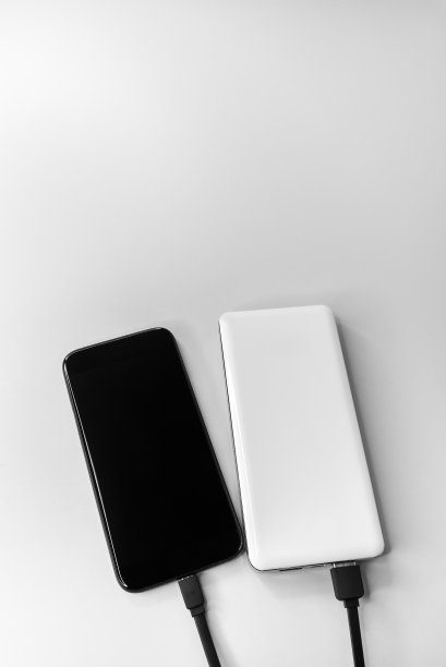 有线充电时使用智能手机和充电宝。图片下载