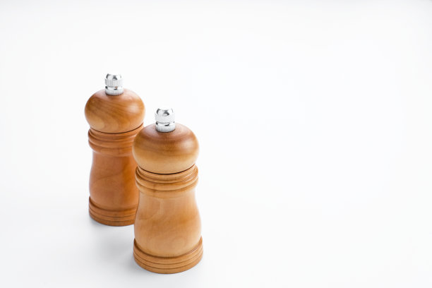 木制传统的盐和胡椒瓶图片下载