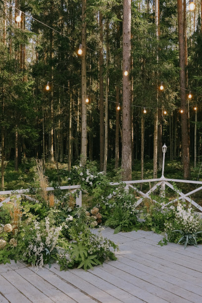 森林中的婚礼装饰，树木间的婚礼或生日装饰，波希米亚风格的节日餐桌上的鲜花和蜡烛图片下载