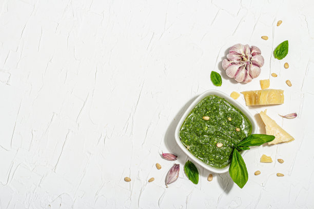 一碗香蒜酱，松子，帕尔马干酪和大蒜。新潮硬光，暗影图片下载