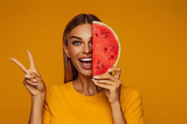 手持西瓜片的女孩肖像图片下载