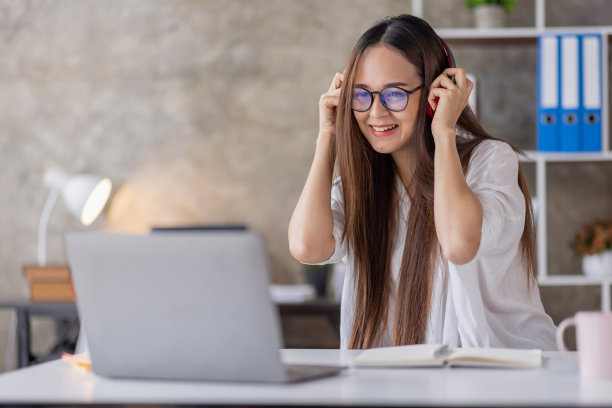年轻美丽的亚洲女性女孩在休闲穿着放松和听音乐耳机和室内工作图片下载