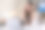 年轻美丽的亚洲女性女孩在休闲穿着放松和听音乐耳机和室内工作图片下载