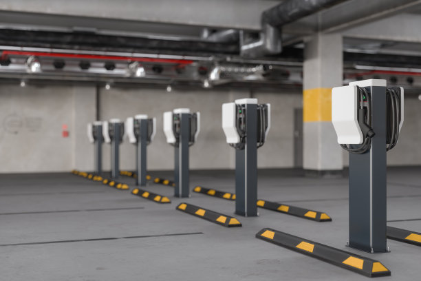 空的停车场，配有电动汽车充电站图片下载