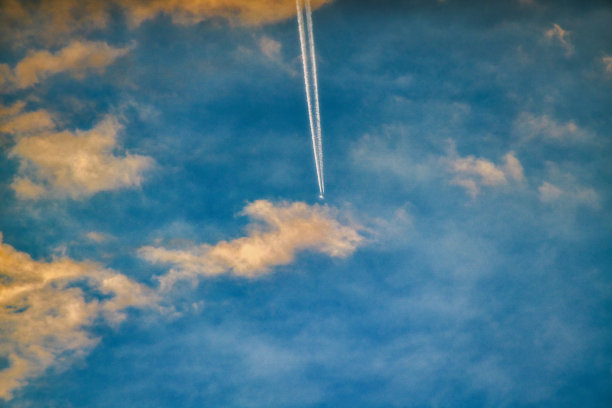 金色的夏天/云/日落/飞机/旅行/戏剧化图片下载