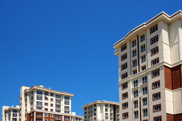 天空中不完整的新住宅楼图片下载