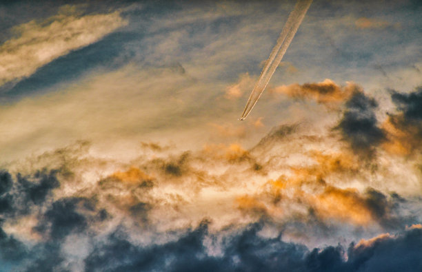金色的夏天/云/日落/飞机/旅行/戏剧化图片下载