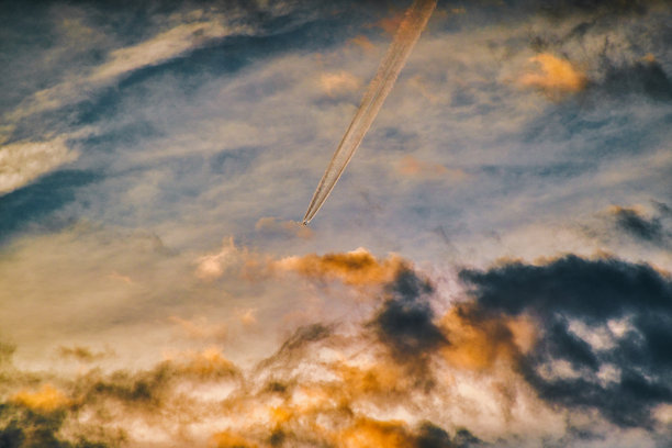 金色的夏天/云/日落/飞机/旅行/戏剧化图片下载