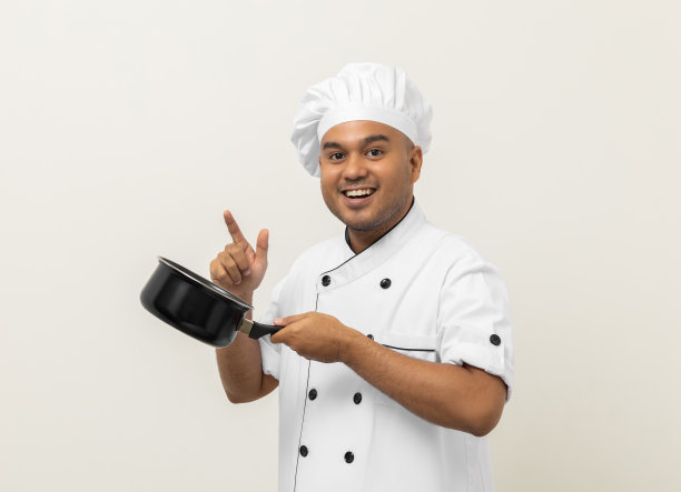 年轻的亚洲男子厨师在统一手持汤锅炊具在厨房烹饪的各种手势动作上孤立的背景。印度男子职业厨师餐厅和酒店。图片下载