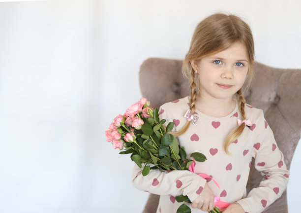 3月8日，一个年轻美丽的女孩拿着一束鲜花作为礼物的照片图片下载