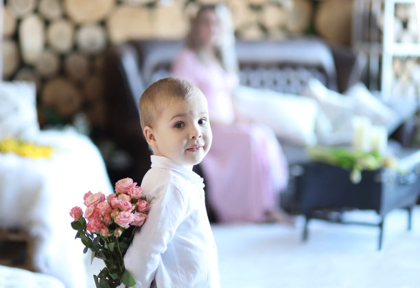 小男孩送花给母亲的照片，这是3月8日的礼物图片下载