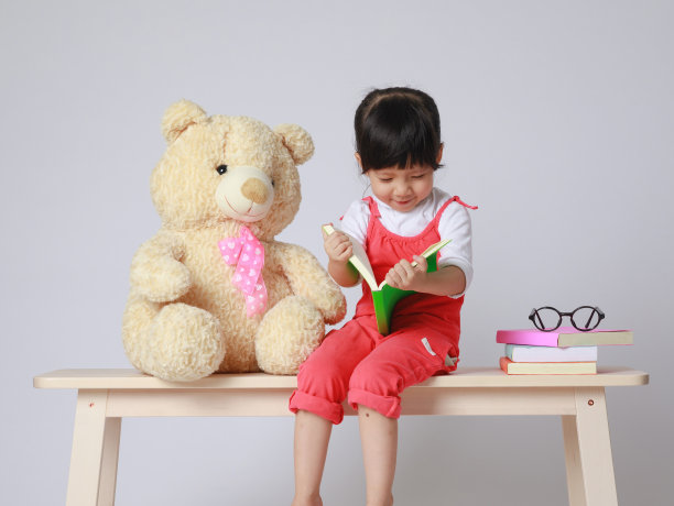 学龄前女孩在学校学习。小女孩在家、幼儿园或日托所玩得很开心。图片下载